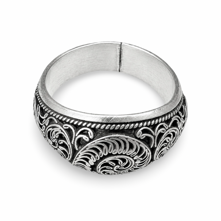 Bague en argent richement décorée de motifs végétaux