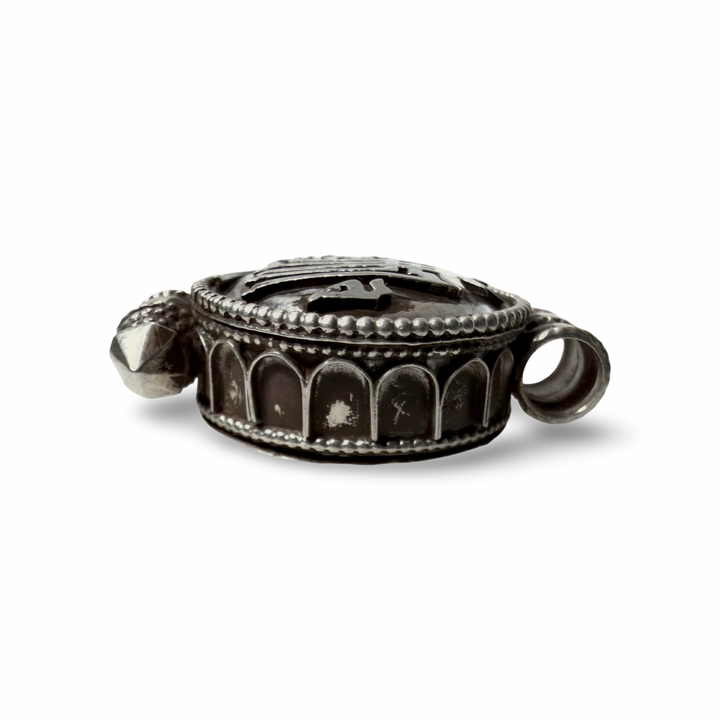 Silberner Ghau-Anhänger mit Kalachakra-Symbol