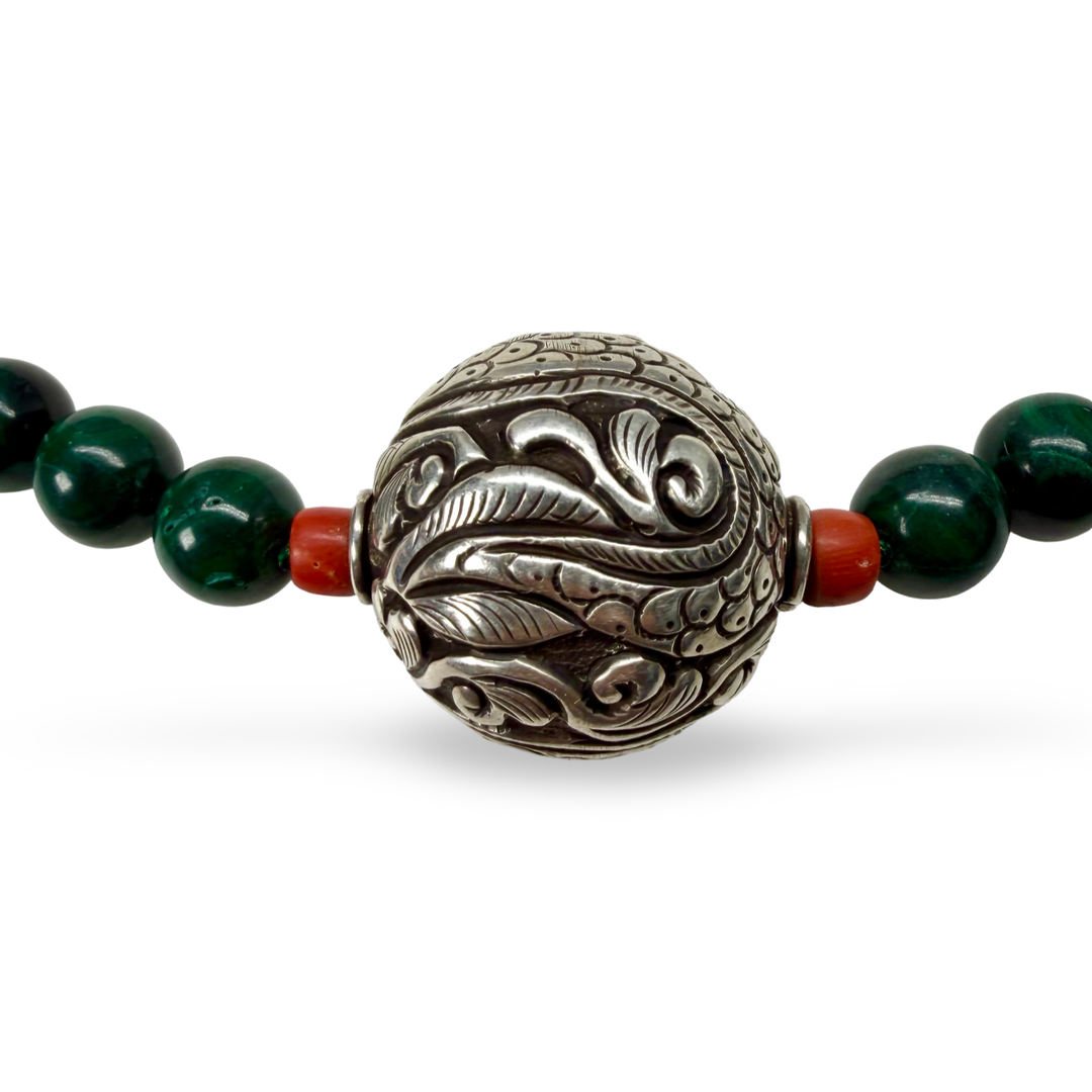 Collier en malachite avec perle dragon en argent et corail ancien
