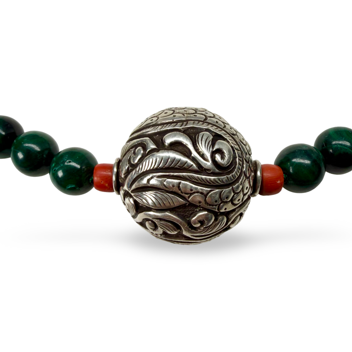 Collier en malachite avec perle dragon en argent et corail ancien