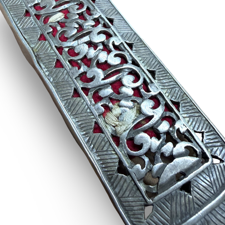 Cintura tibetana antica con placche d'argento traforate