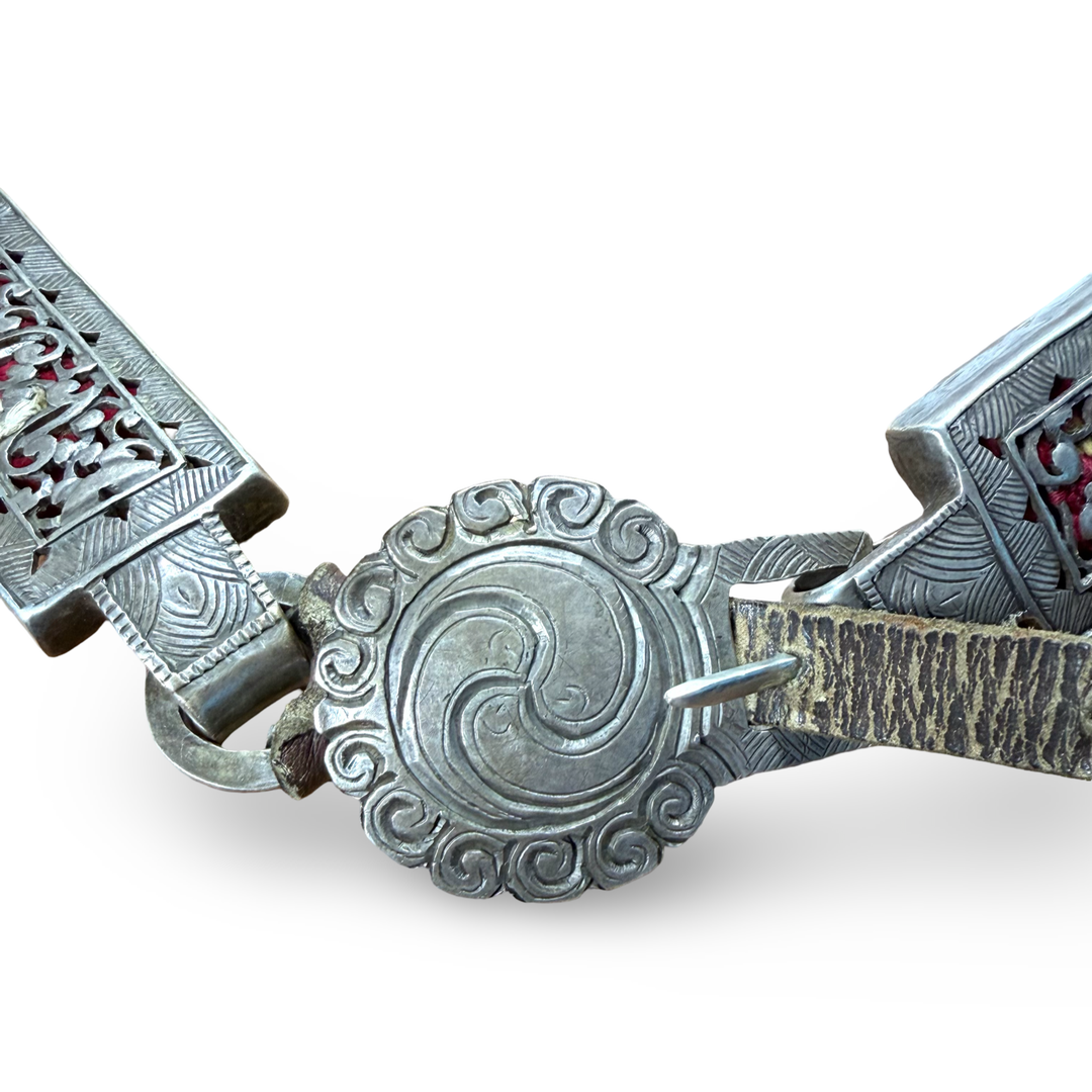 Cintura tibetana antica con placche d'argento traforate