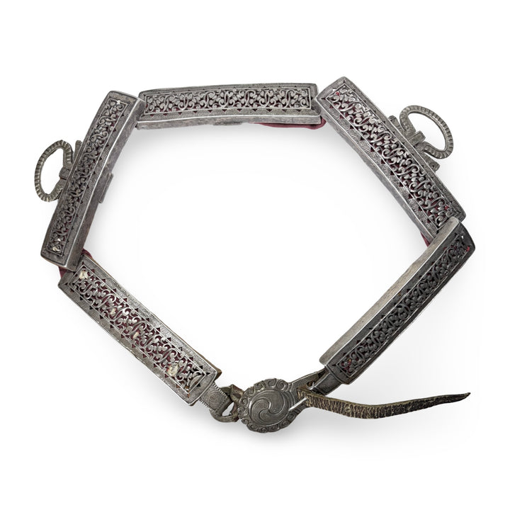 Cintura tibetana antica con placche d'argento traforate