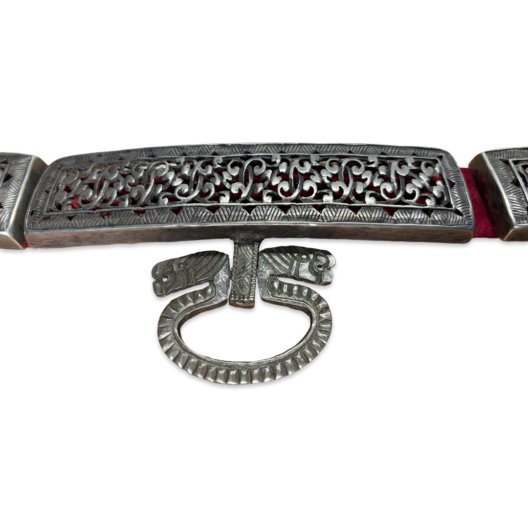 Cintura tibetana antica con placche d'argento traforate