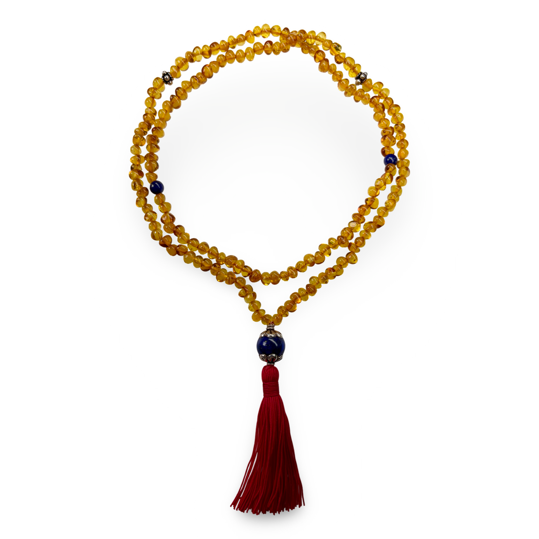 Halskette aus honigfarbigen Bernsteinen und silbergefasstem Lapis Lazuli