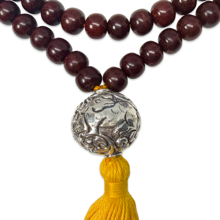 Grosse Mala aus rotem Sandelholz mit handgeschmiedeter Guru-Perle und Quaste
