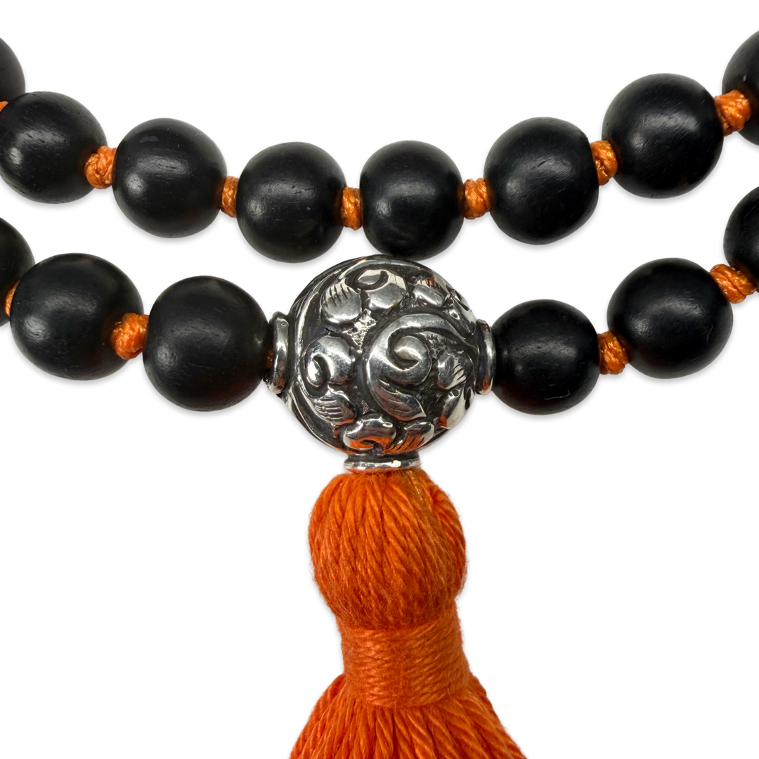 Rosenholz-Mala mit Silber-Guruperle und oranger Quaste