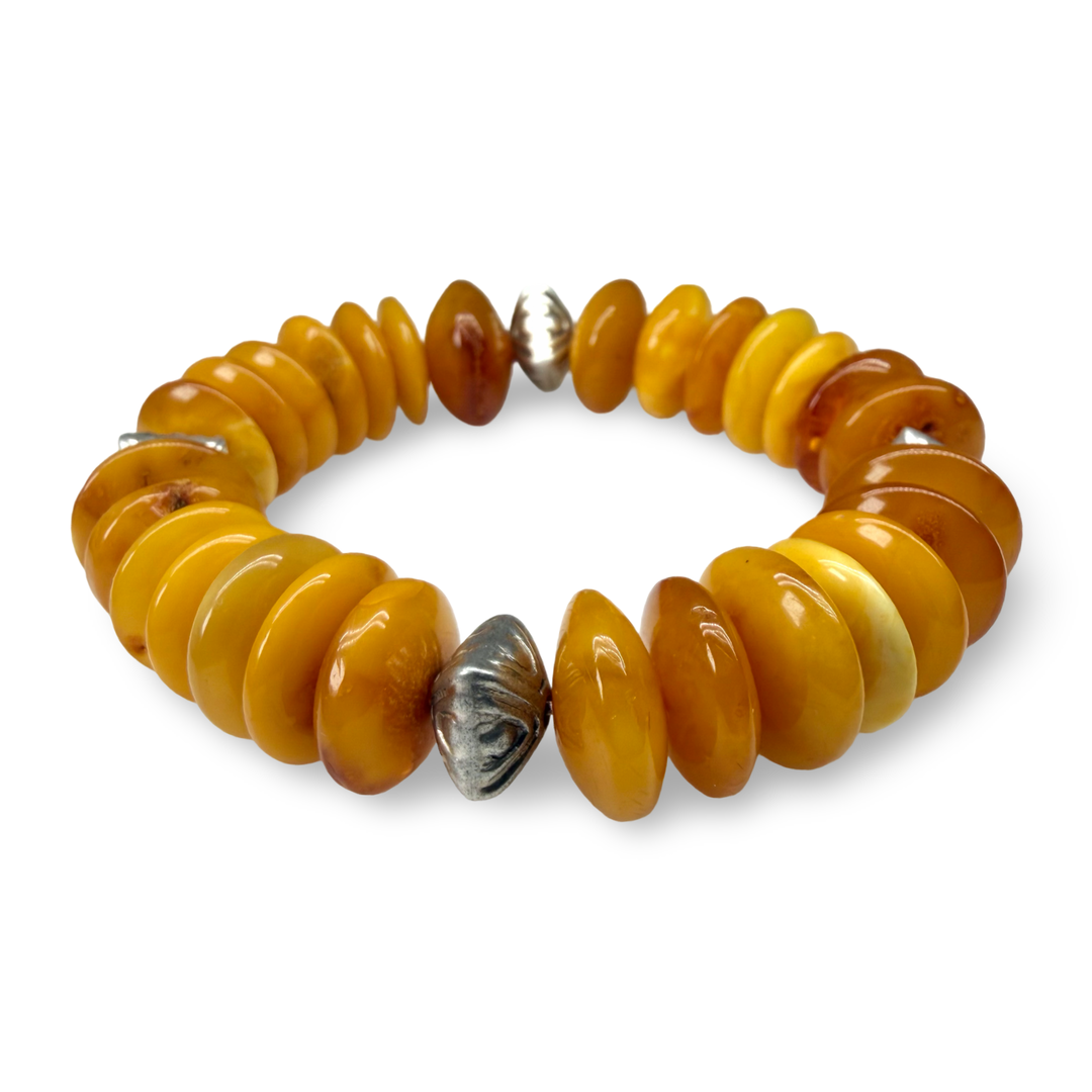 Bernstein-Armband mit handgeschmiedeten Silberperlen