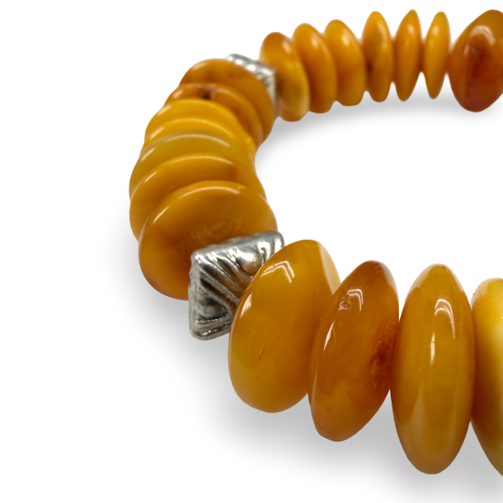 Bernstein-Armband mit handgeschmiedeten Silberperlen