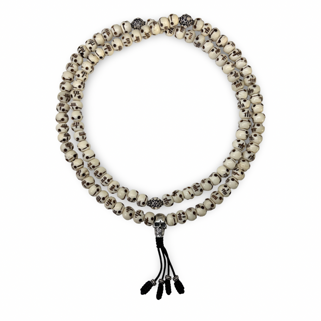 Knochen-Mala mit Silberschädel