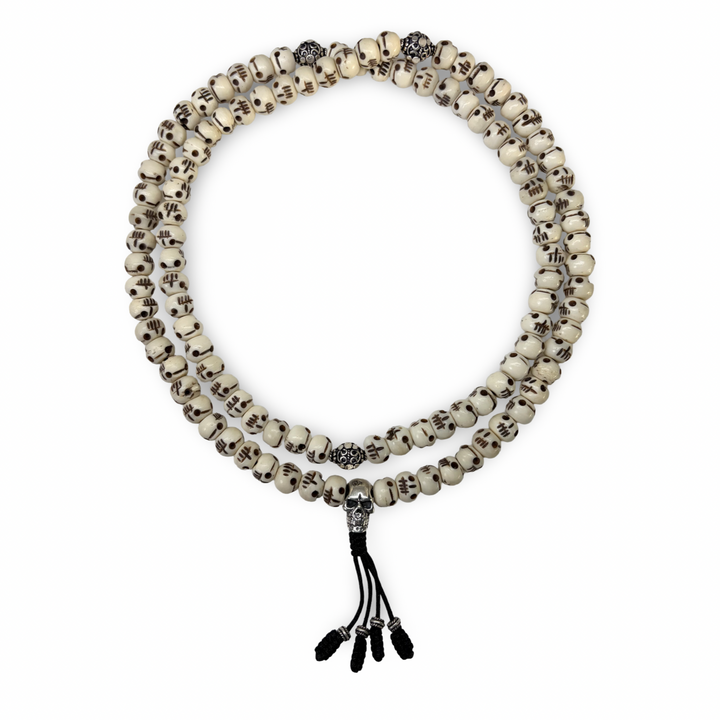 Knochen-Mala mit Silberschädel