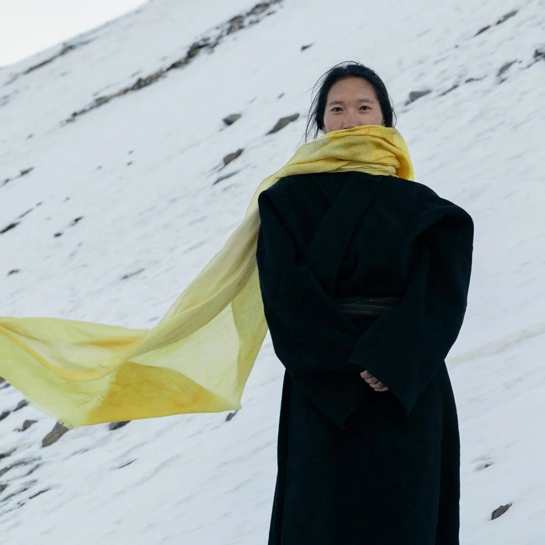 «A Shawl of Light» · Gelber Schal aus Yak-Daunenhaar · CHARU × Yitso Hima - Atelier Tibet