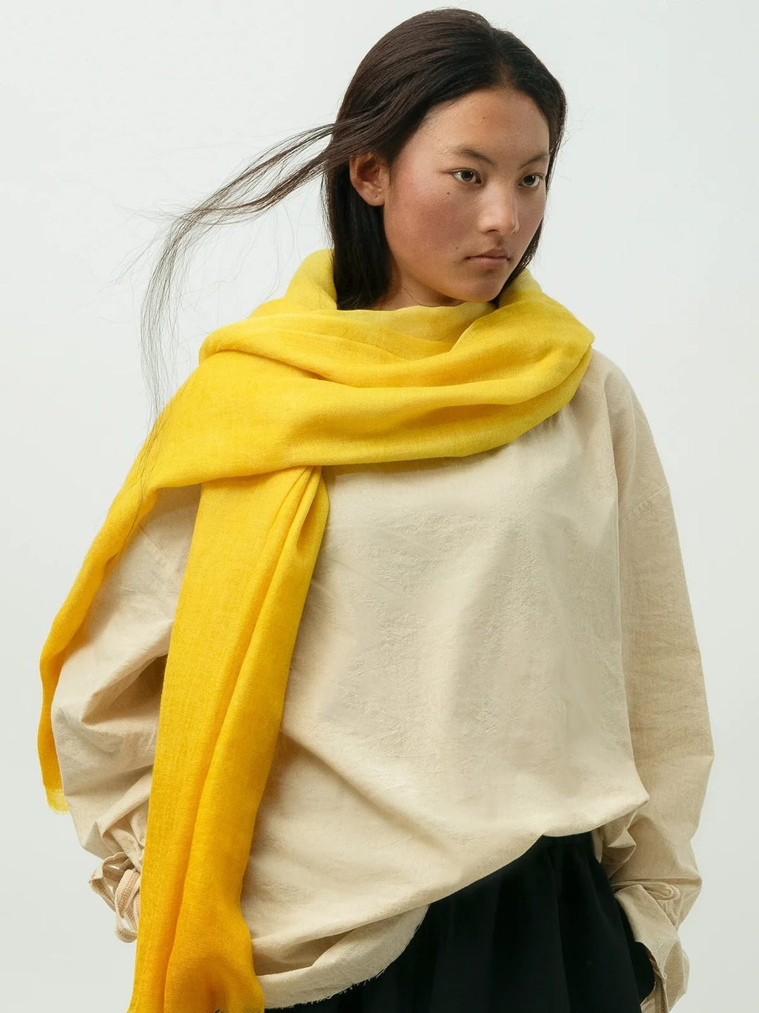 «A Shawl of Light» · Gelber Schal aus Yak-Daunenhaar · CHARU × Yitso Hima - Atelier Tibet