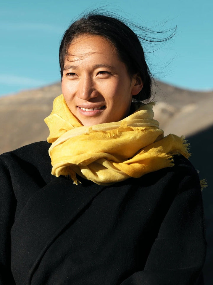 «A Shawl of Light» · Gelber Schal aus Yak-Daunenhaar · CHARU × Yitso Hima - Atelier Tibet