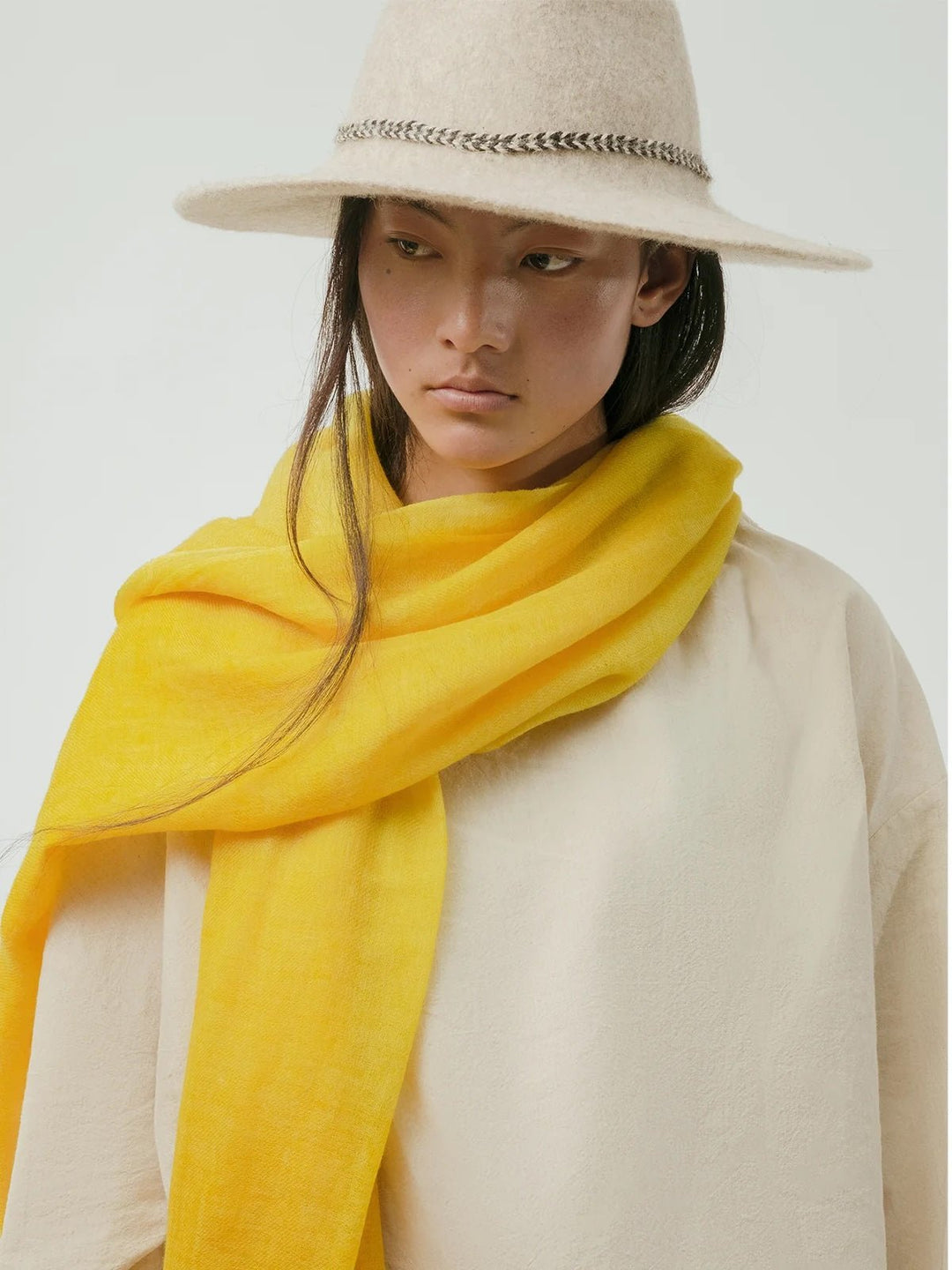 «A Shawl of Light» · Gelber Schal aus Yak-Daunenhaar · CHARU × Yitso Hima - Atelier Tibet