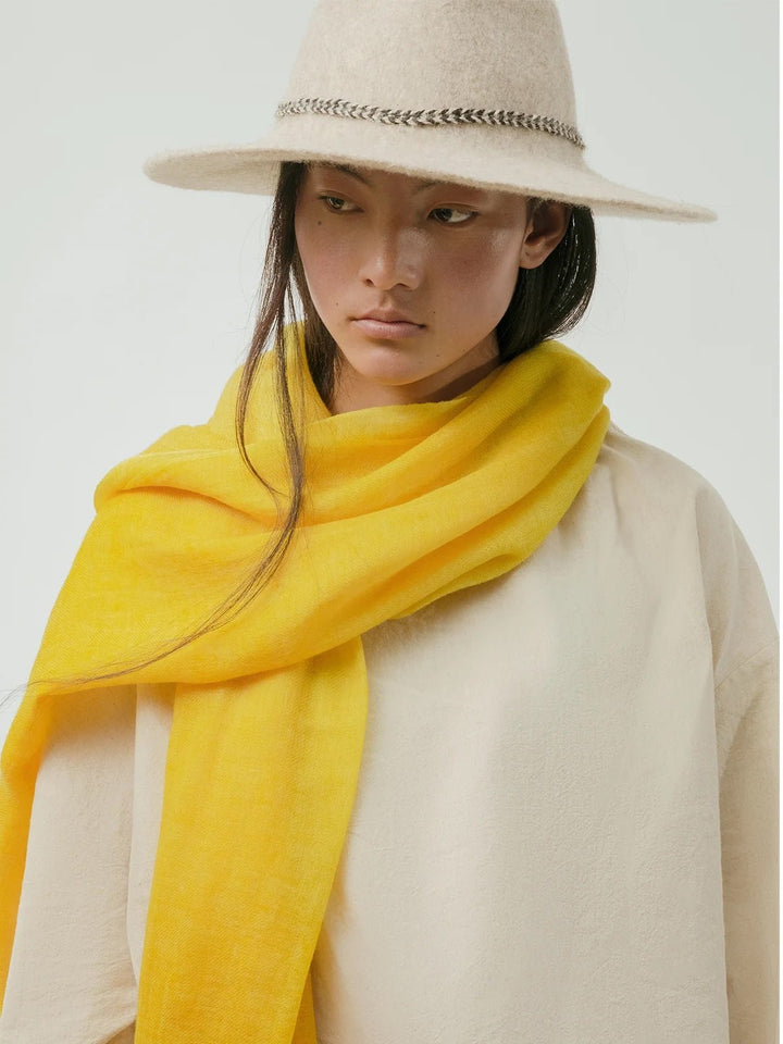 «A Shawl of Light» · Gelber Schal aus Yak-Daunenhaar · CHARU × Yitso Hima - Atelier Tibet
