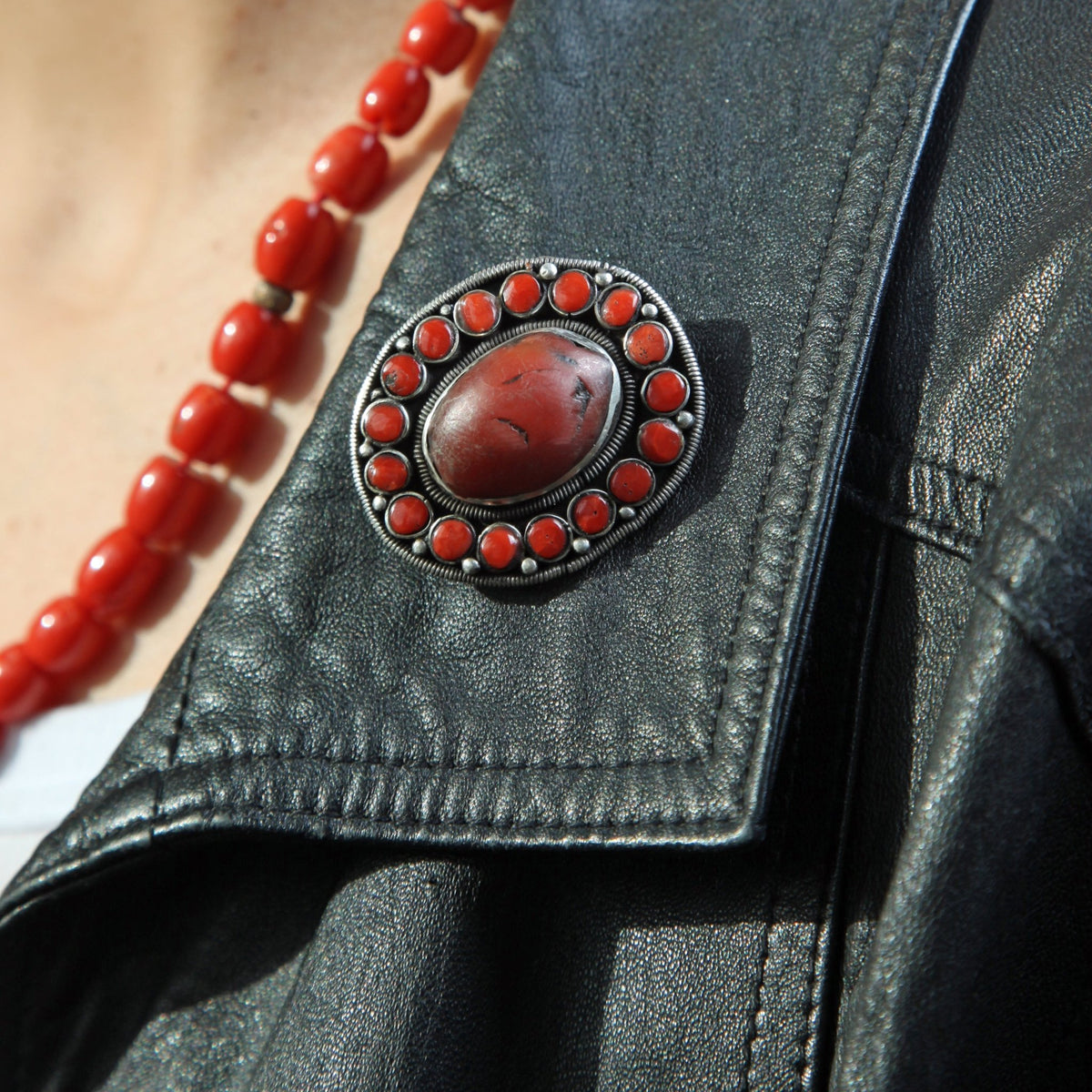 Ältere Silber - Brosche mit Karneol und Koralle - Atelier Tibet