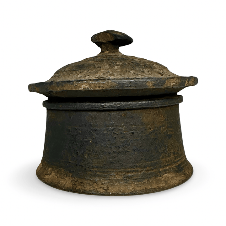 Altes gedrechseltes Gefäss aus Nepal mit tiefer Patina - Atelier Tibet