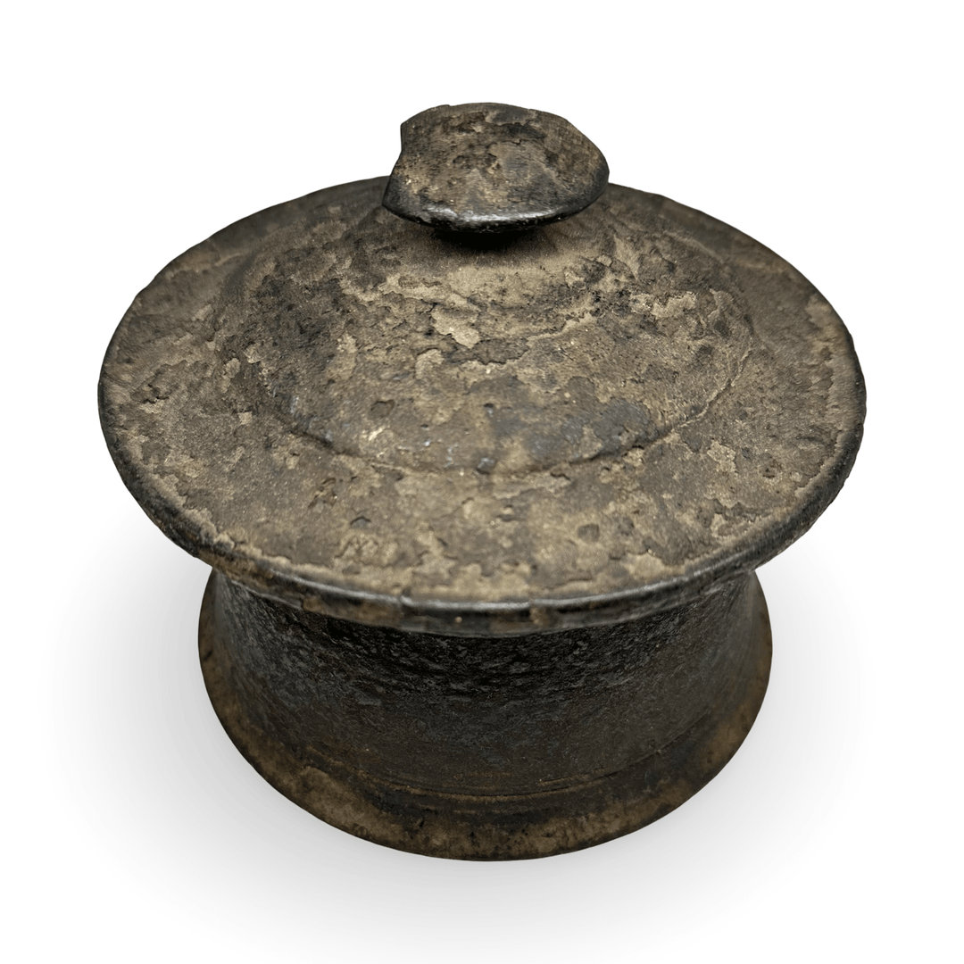 Altes gedrechseltes Gefäss aus Nepal mit tiefer Patina - Atelier Tibet