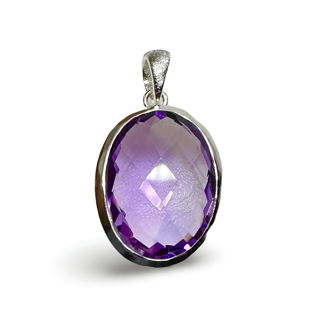 Anhänger aus facettiertem ovalem Amethyst in Silberfassung - Atelier Tibet