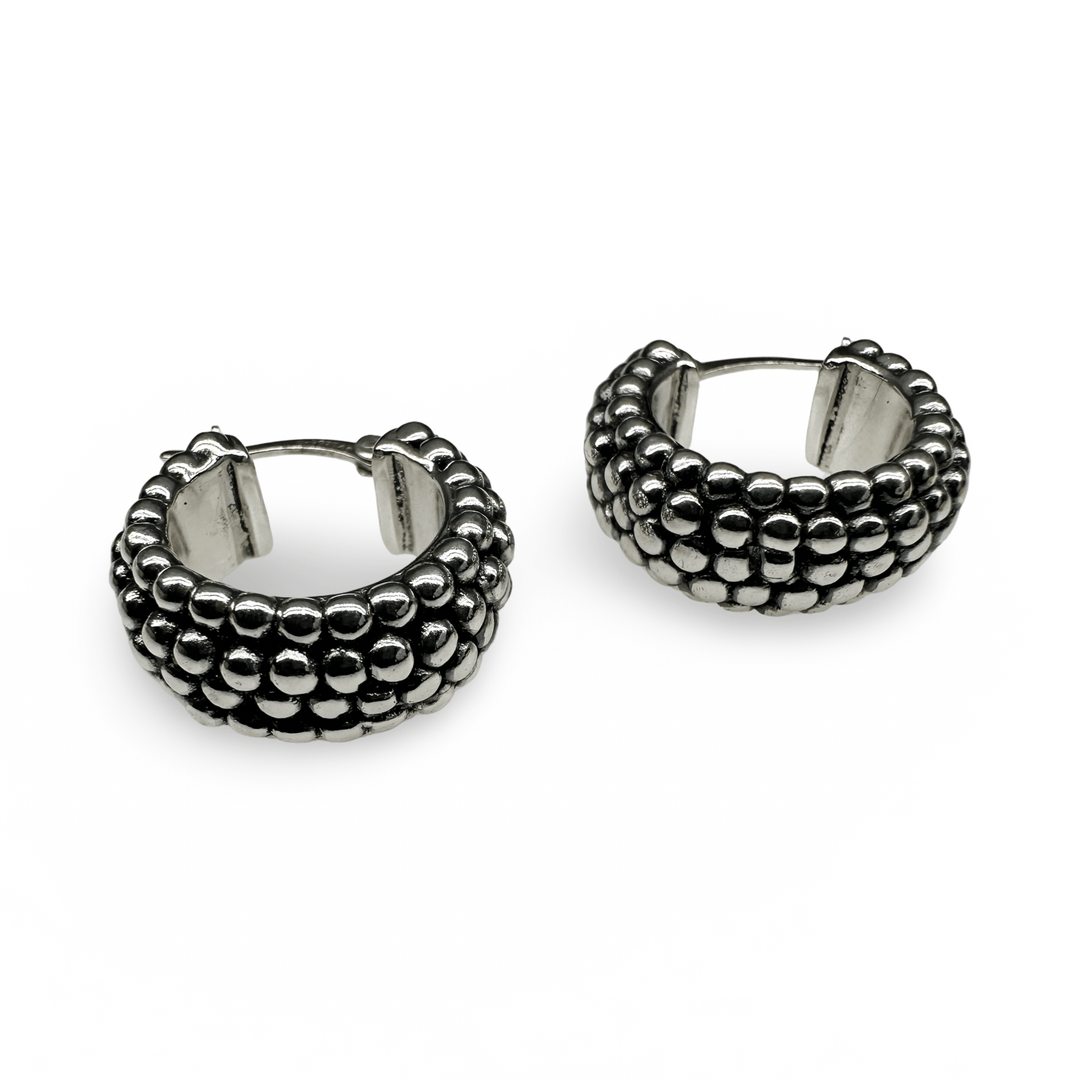 Breite Kreolen mit geschwärzter Silber - Perlen - Verzierung (Ø 20 mm) - Atelier Tibet