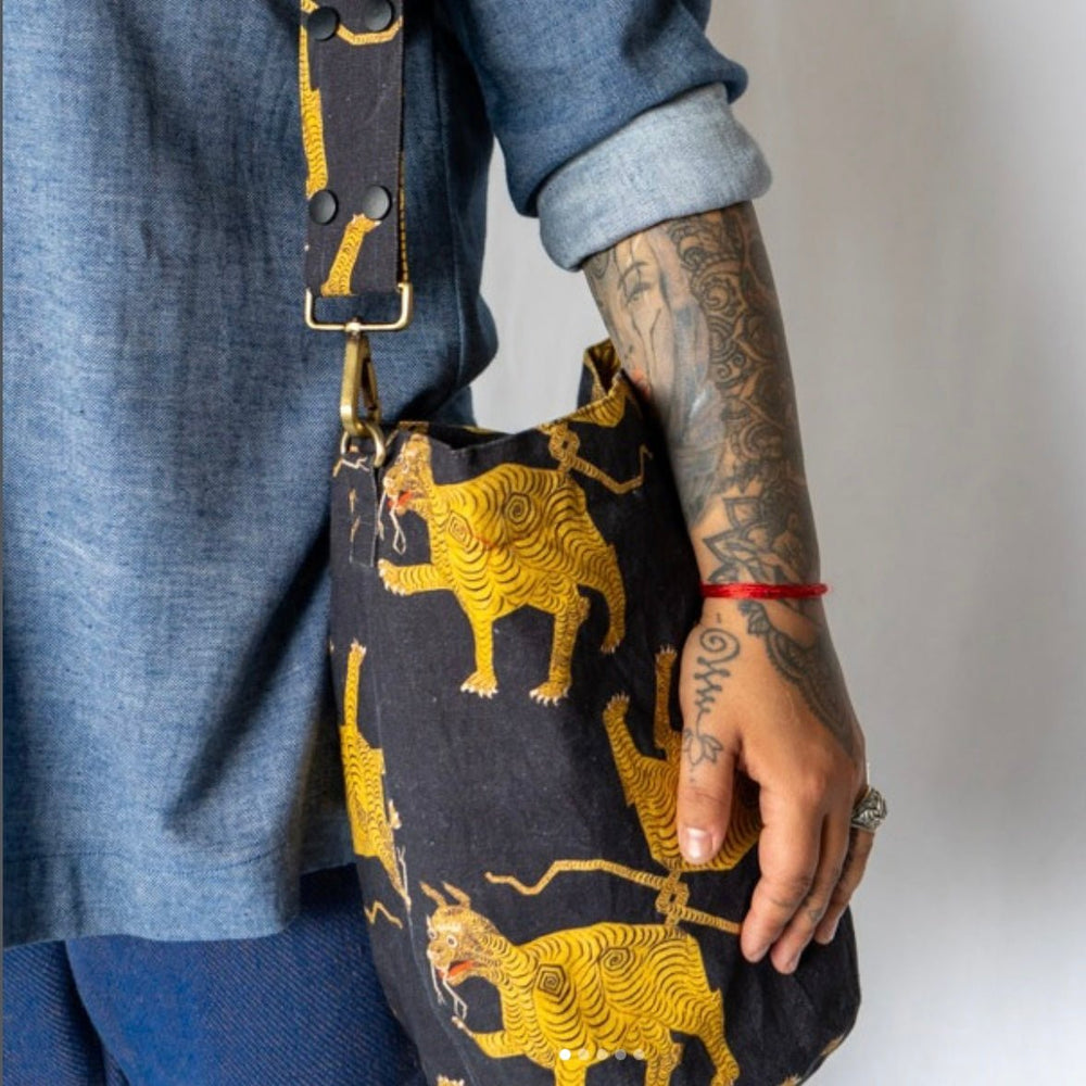 Bucket Bag - Tibetischer Tiger, schwarz-gelb-rot · Studio Losel - Atelier Tibet