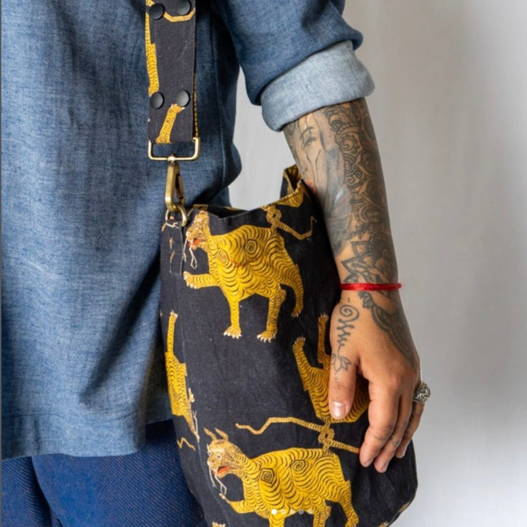 Bucket Bag - Tibetischer Tiger, schwarz-gelb-rot · Studio Losel - Atelier Tibet