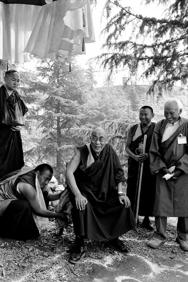 Dalai Lama - Original-Fotografie, gerahmt, signiert von Manuel Bauer - Atelier Tibet