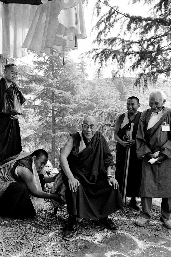 Dalai Lama - Original-Fotografie, gerahmt, signiert von Manuel Bauer - Atelier Tibet