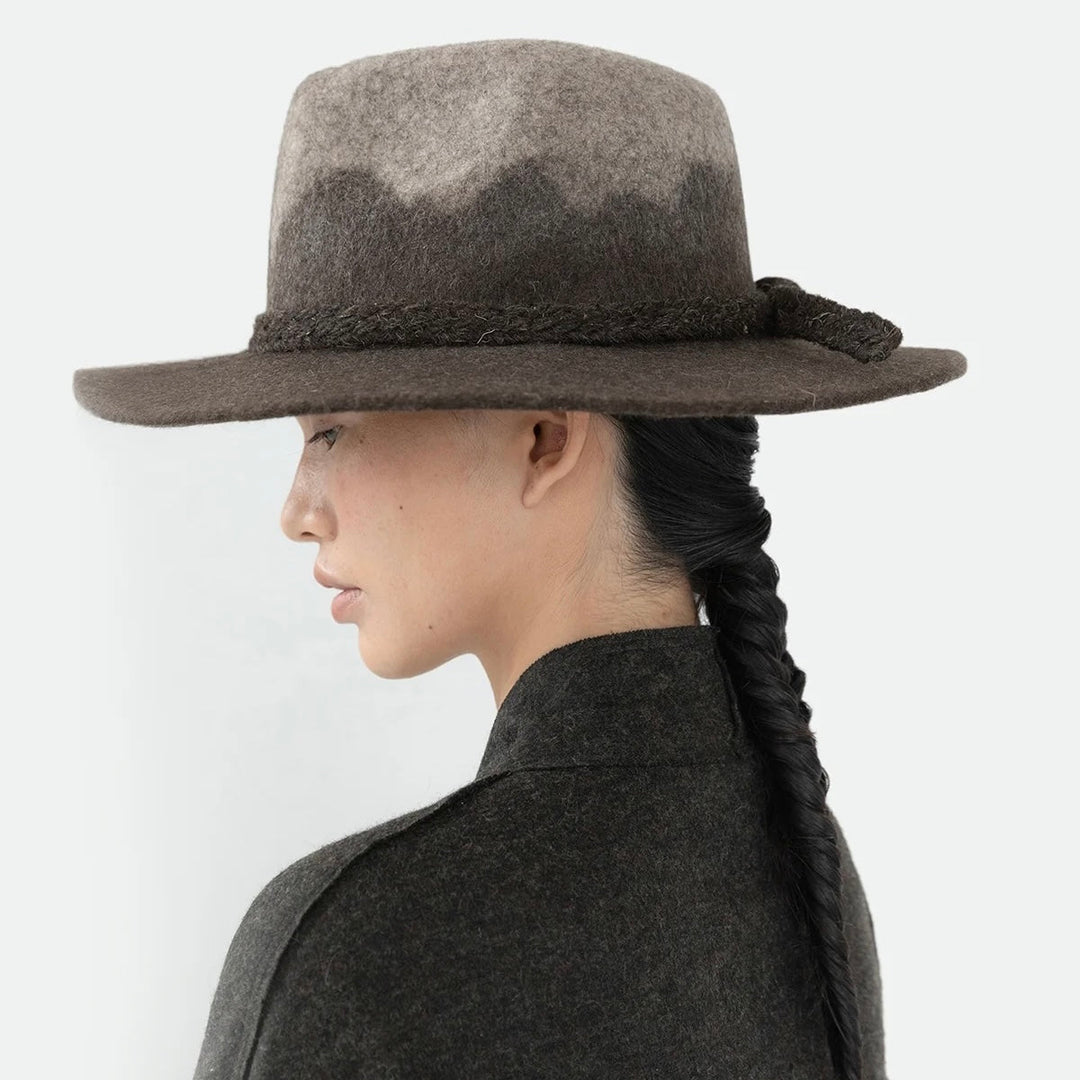 Dunkelbrauner Hut aus Yakwolle · CHARU × Phadrokbha - Atelier Tibet