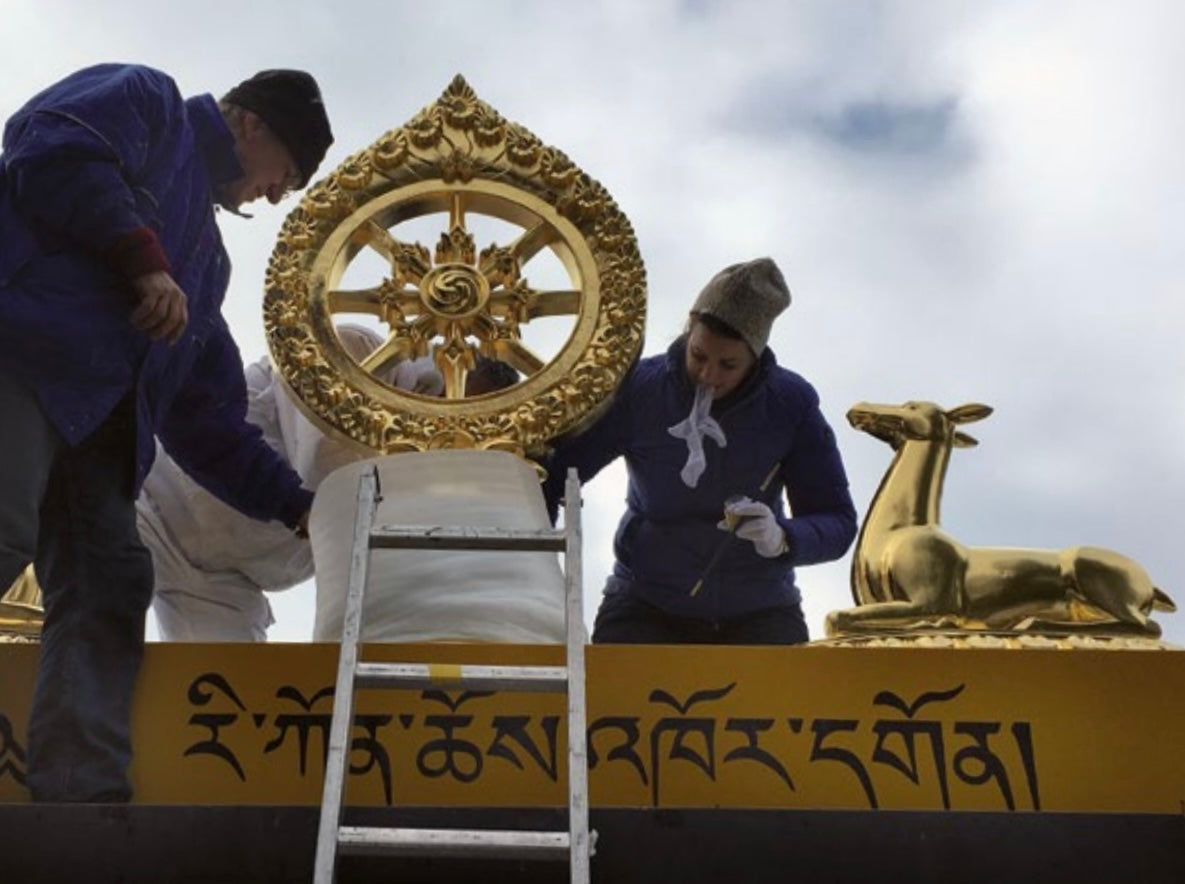 Das Dharmachakra mit zwei Hirschen über dem Tibet-Institut Rikon