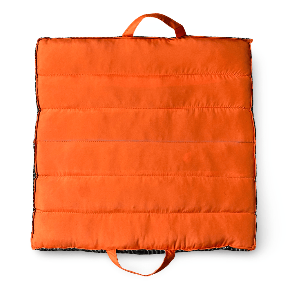 Faltbares Meditations - und Sitzkissen in kräftigem Orangeton - Atelier Tibet