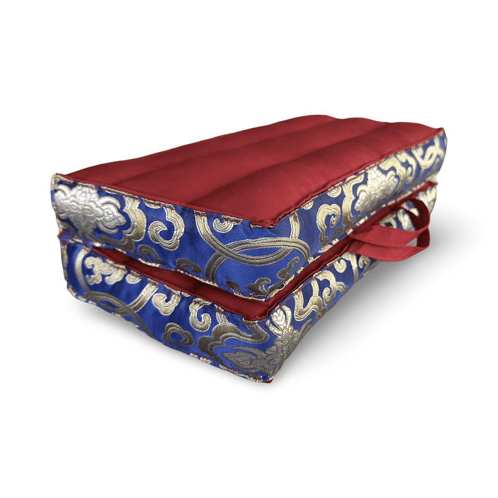 Faltbares rotes Meditations - und Sitzkissen mit blauem Brokat - Rand - Atelier Tibet