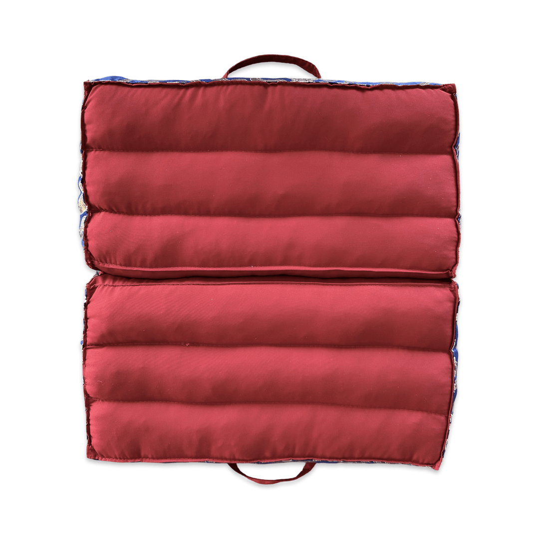 Faltbares rotes Meditations - und Sitzkissen mit blauem Brokat - Rand - Atelier Tibet