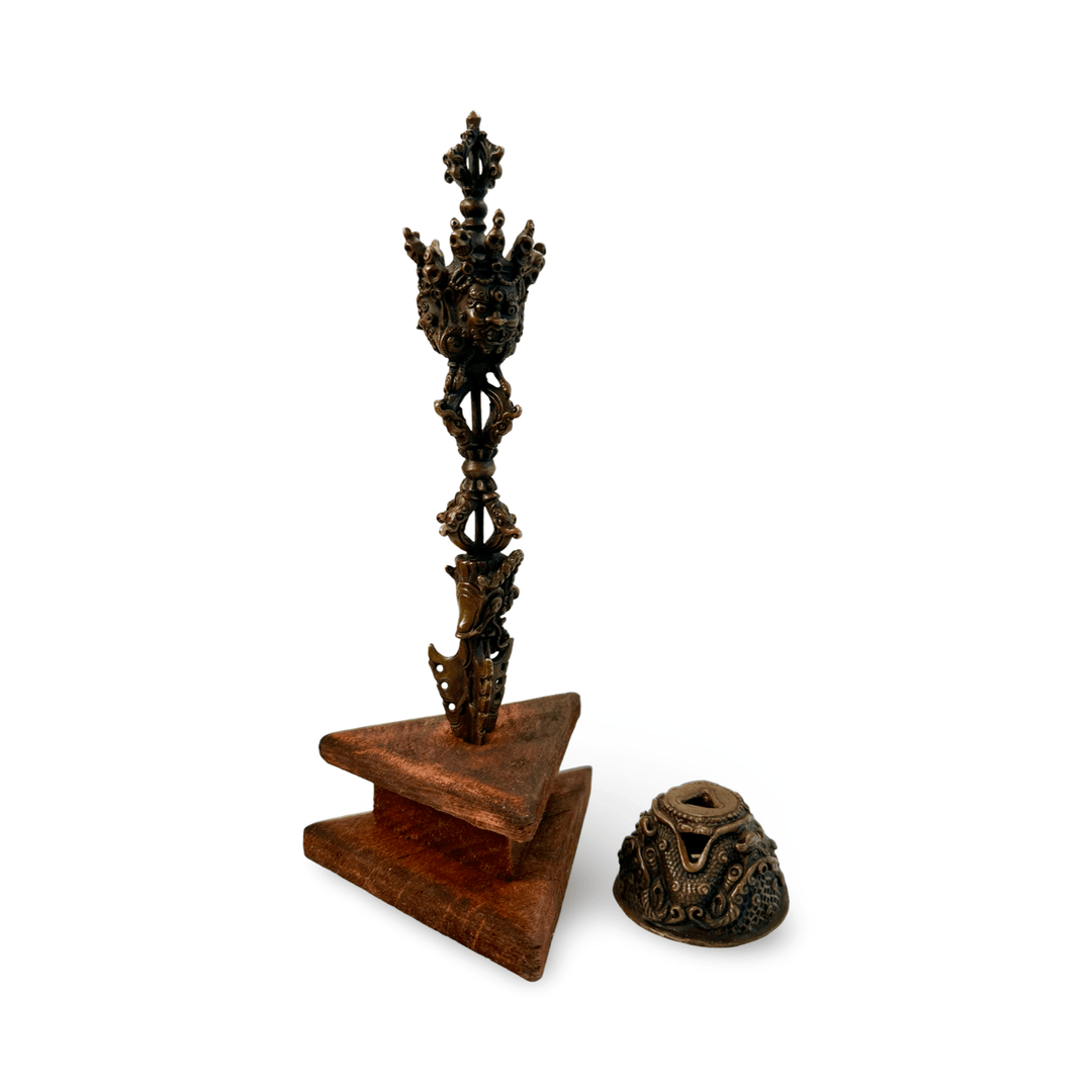 Fein gearbeiteter Phurpa Ritualdolch aus Kupfer mit Ständer - Atelier Tibet