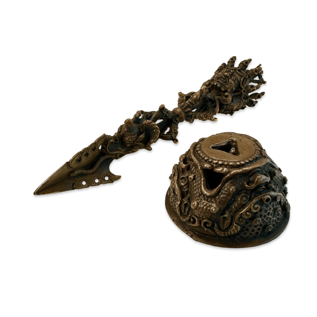 Fein gearbeiteter Phurpa Ritualdolch aus Kupfer mit Ständer - Atelier Tibet