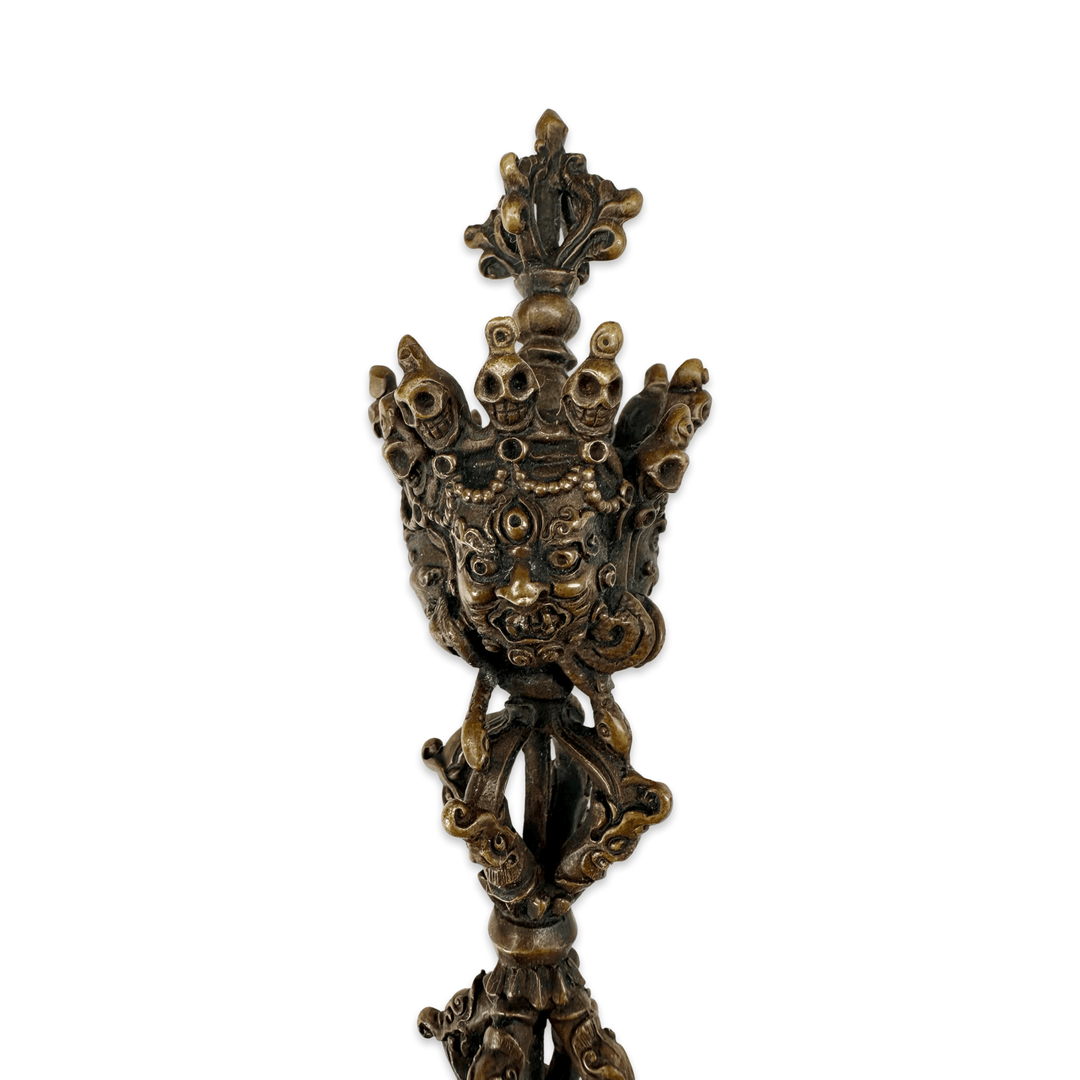 Fein gearbeiteter Phurpa Ritualdolch aus Kupfer mit Ständer - Atelier Tibet