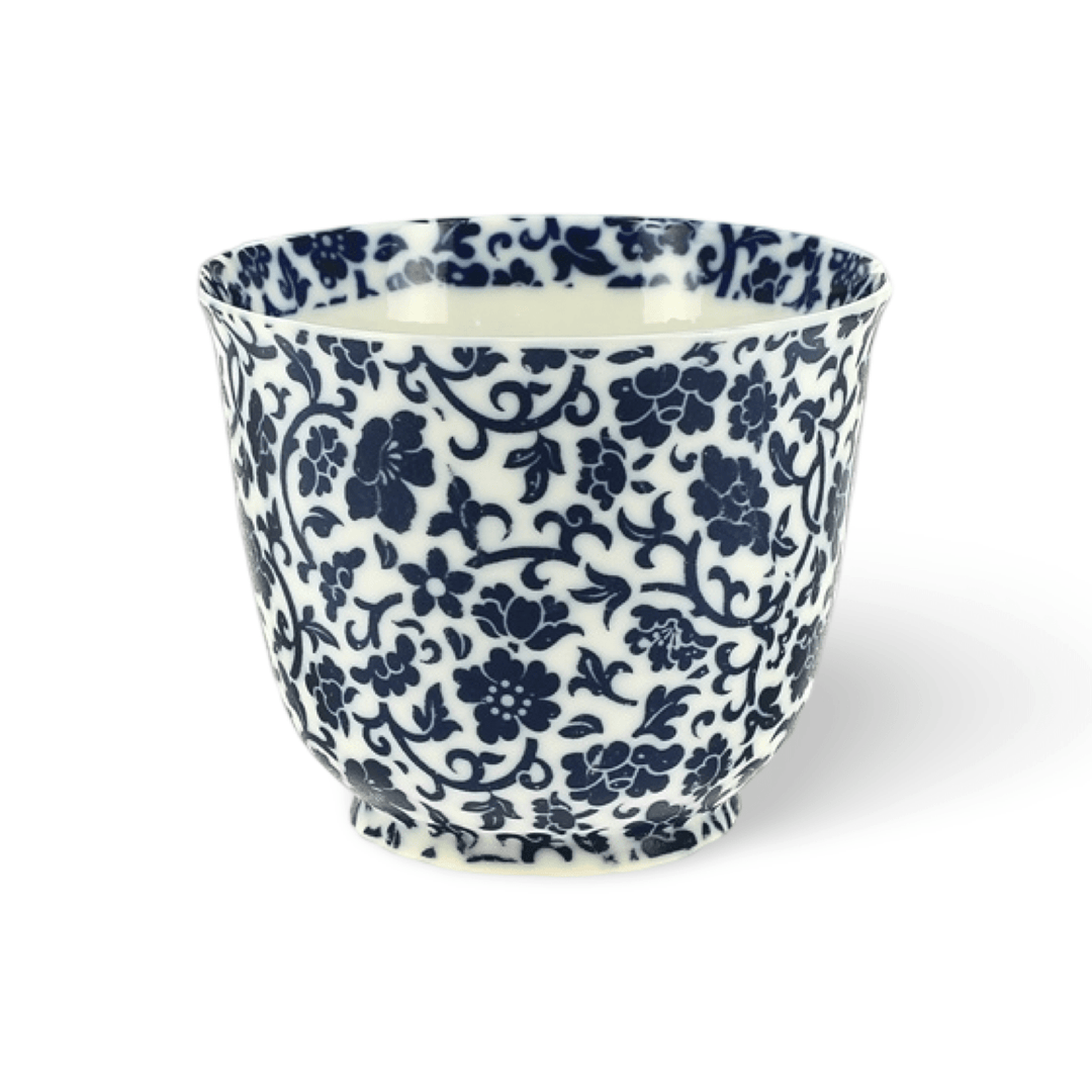 Feine Porzellan-Tasse mit blauem Blumen- und Rankenmuster – Atelier Tibet
