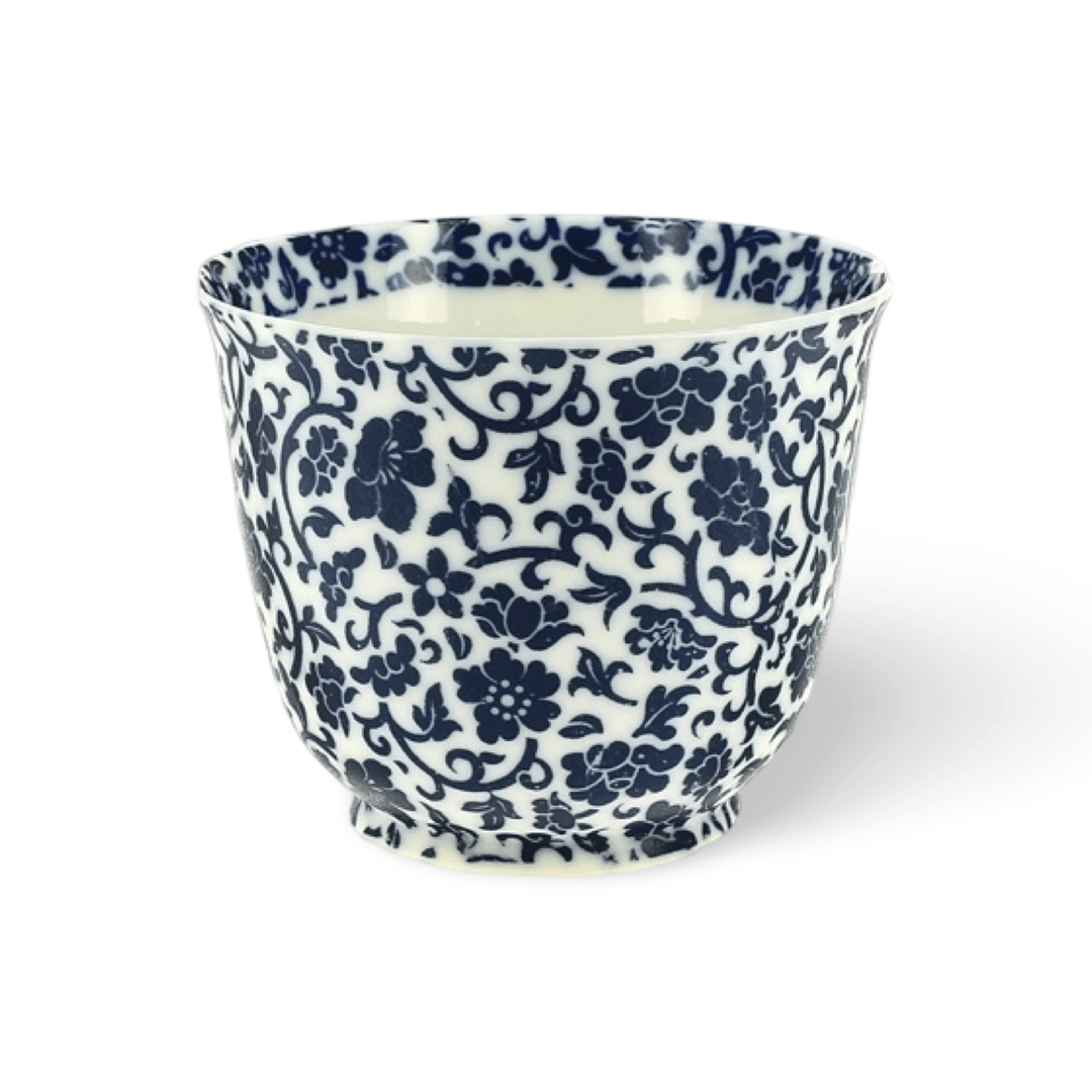 Feine Porzellan - Tasse mit blauem Blumen - und Rankenmuster - Atelier Tibet