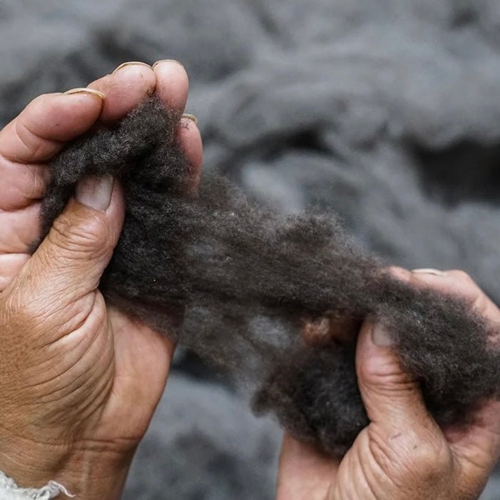 Grauer Hut aus tibetischer Wolle · CHARU × Phadrokbha - Atelier Tibet