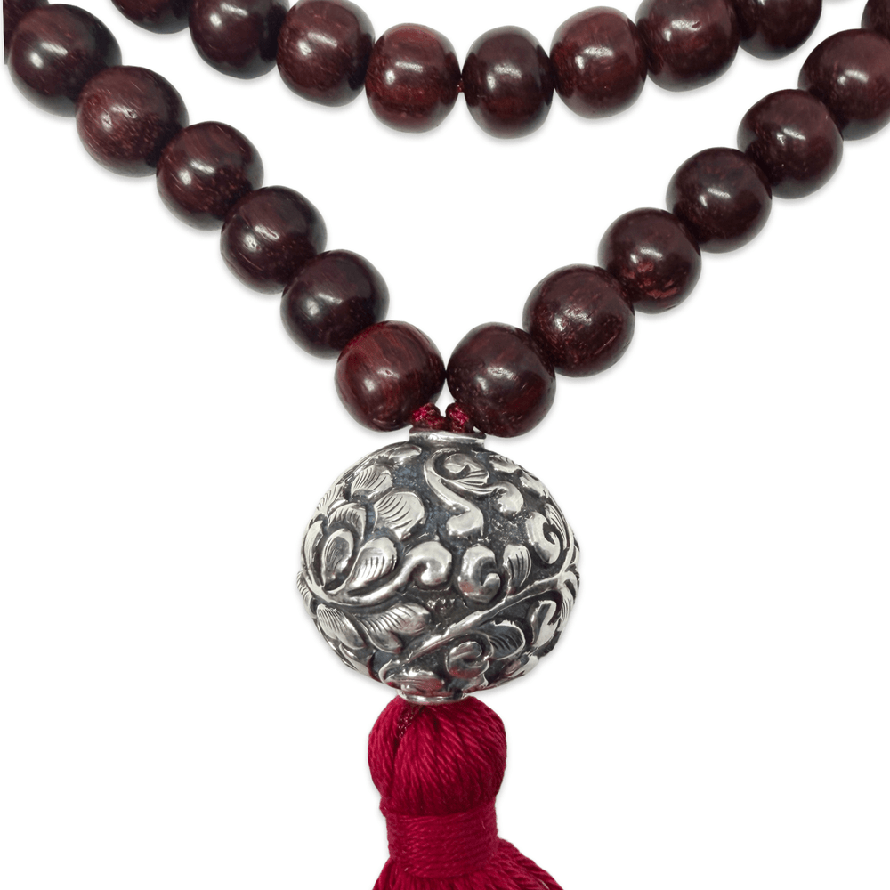 Grosse Mala aus rotem Sandelholz mit handgeschmiedeter Guru-Perle und Quaste - Atelier Tibet