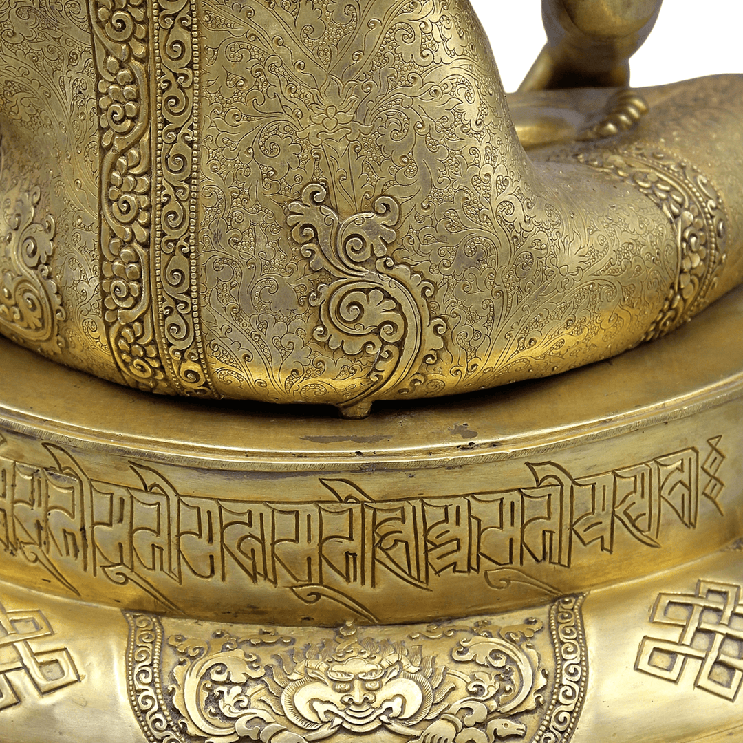 Grosse, reich ziselierte Kupferstatue des Shakyamuni Buddha, feuervergoldet - Atelier Tibet