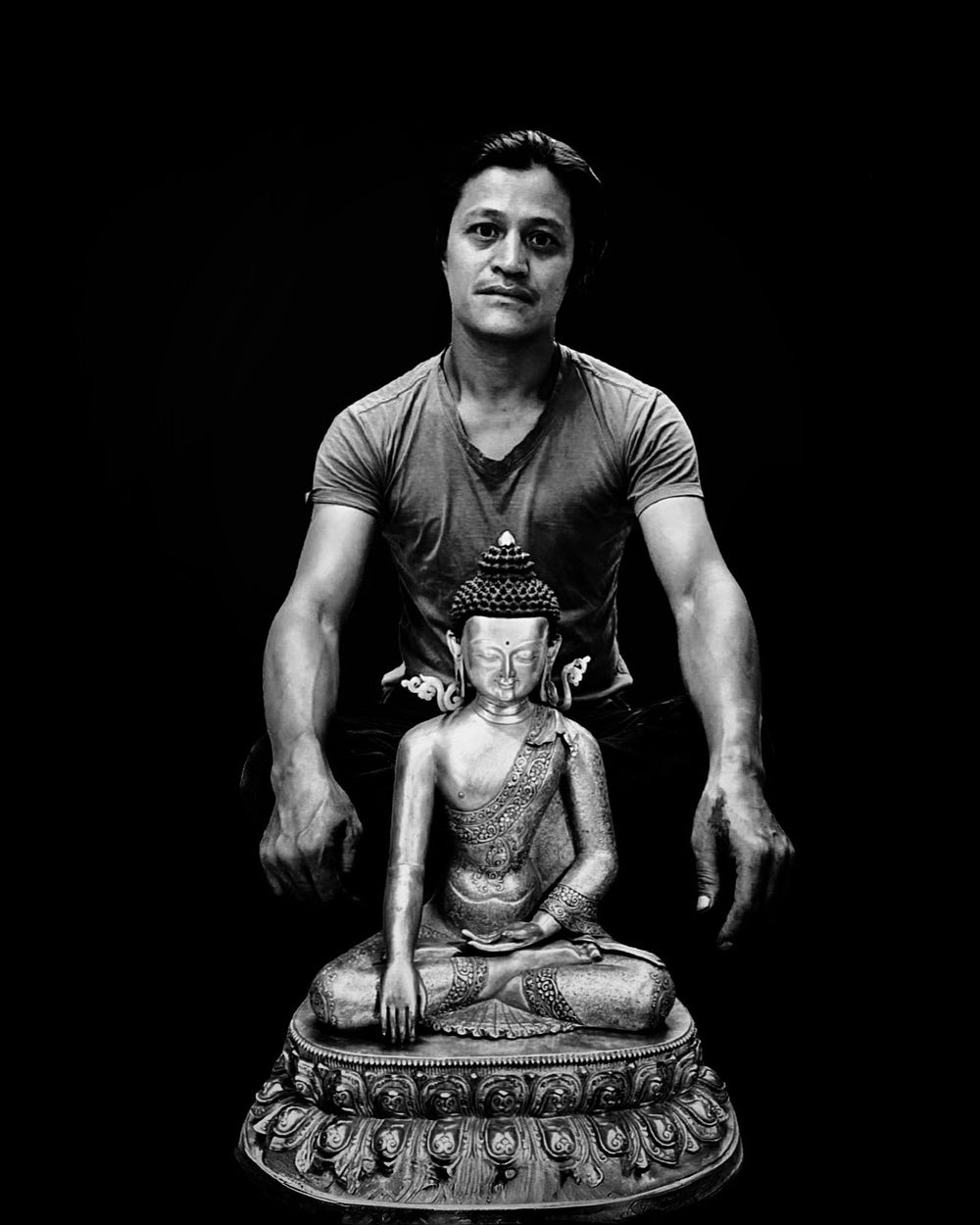 Grosse, reich ziselierte Kupferstatue des Shakyamuni Buddha, feuervergoldet - Atelier Tibet