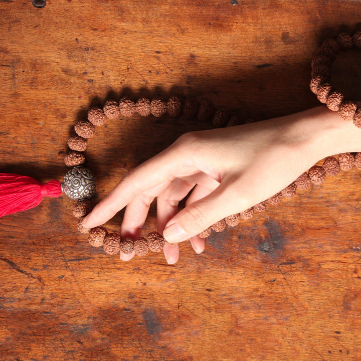 Grosse Rudraksha Mala mit Silberperle - Atelier Tibet