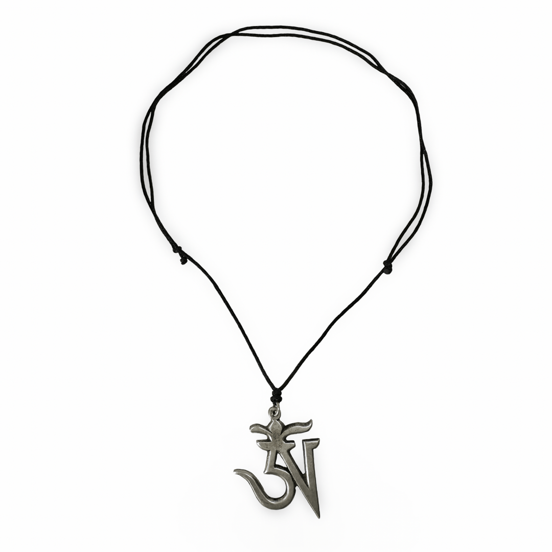 Grosser Om Anhänger aus Metall - Atelier Tibet