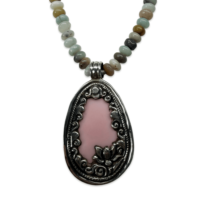 Halskette aus Amazonit mit tibetischem Anhänger aus Pink Shell und Silber - Atelier Tibet