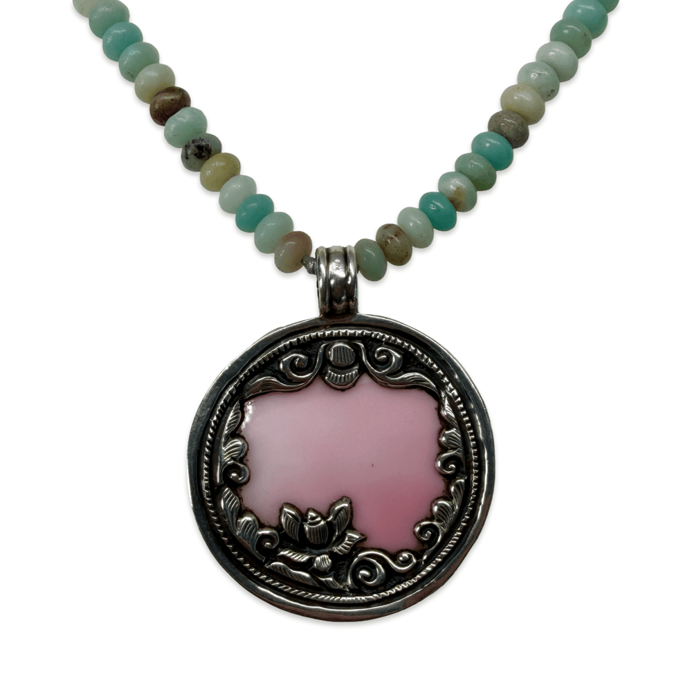 Halskette aus Amazonit mit tibetischem Anhänger aus Pink Shell und Silber - Atelier Tibet