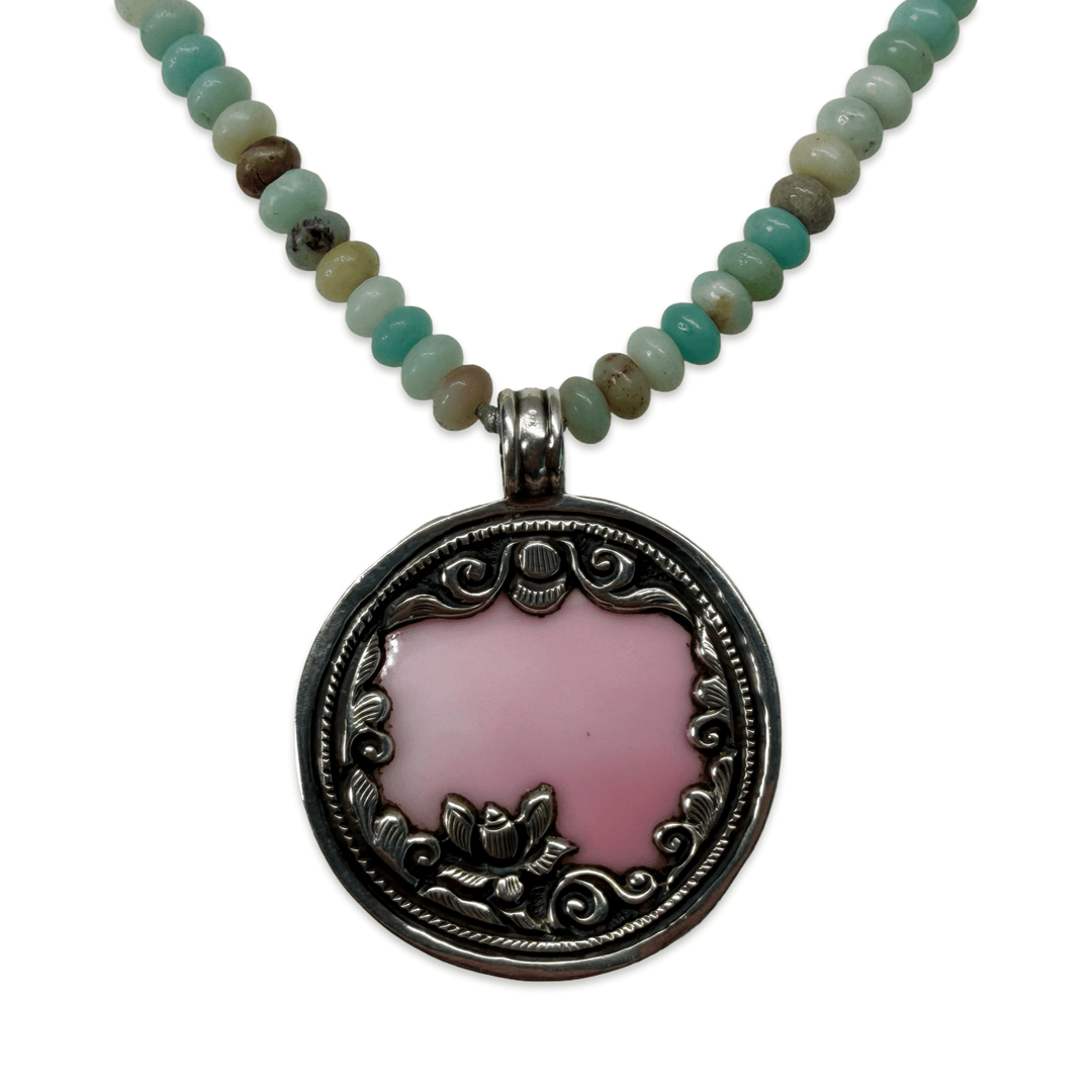 Halskette aus Amazonit mit tibetischem Anhänger aus Pink Shell und Silber - Atelier Tibet