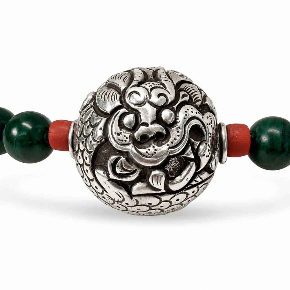 Halskette aus Malachit mit silberner Drachen-Perle und alter Koralle - Atelier Tibet