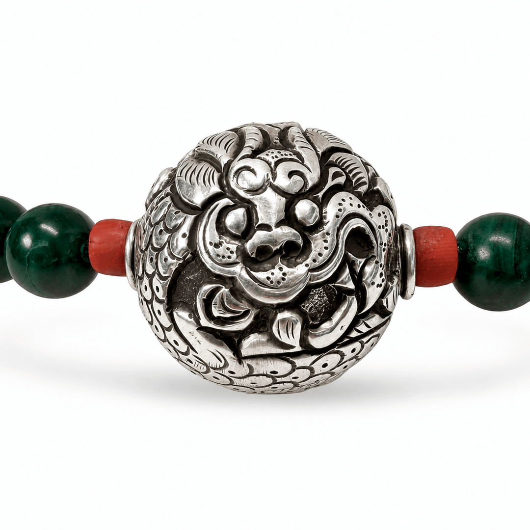 Halskette aus Malachit mit silberner Drachen-Perle und alter Koralle - Atelier Tibet